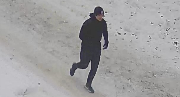 Tätä miestä epäillään useista kaupparyöstöistä Kuopiossa