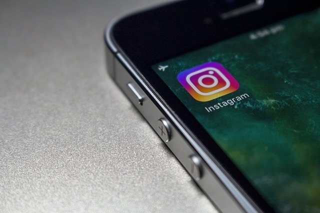 19v nainen tehtaili 30 tekaistua Instagram-tiliä ja yritti saada exänsä vankilaan – sai itse linnatuomion