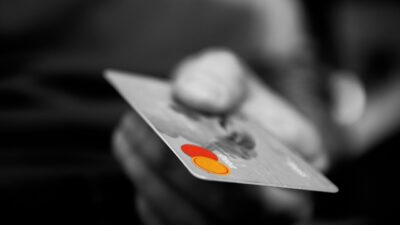Kassatyöntekijä opetteli asiakkaiden korttitietoja ulkoa ja tilaili tavaraa netistä
