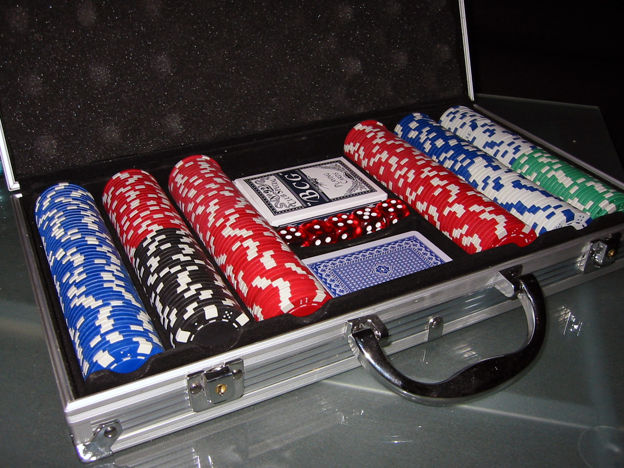 Mies laittoi vaimonsa panokseksi pokeripeliin