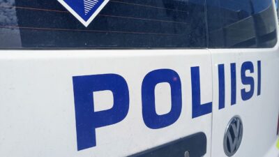 Autoilija köröttelin kolmella renkaalla Pihtiputaan keskustassa