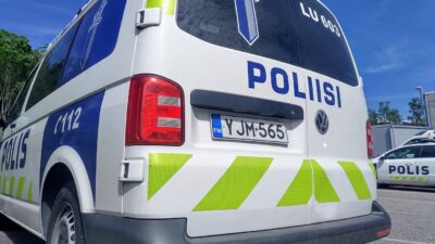 Kuski ajoi päin autoa Hämeenlinnassa – törmäyksen kohteen matkustajia epäillään rikoksesta