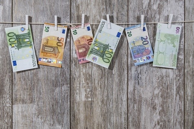Nainen onnistui huijaamaan tukia yhteiskunnalta 700 000 euron edestä