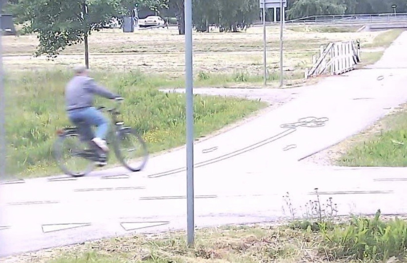 Poliisi pyytää vihjeitä polkupyöräilevästä puukottajasta