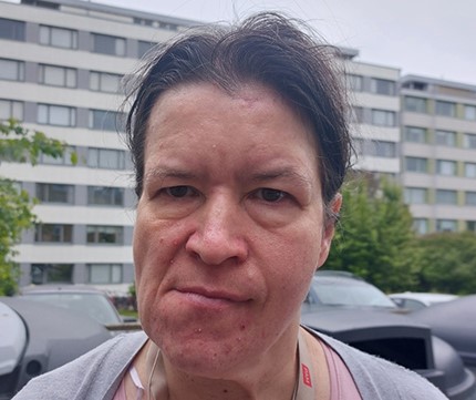 Jos kohtaat tämän naisen, soita heti hätäkeskukseen!