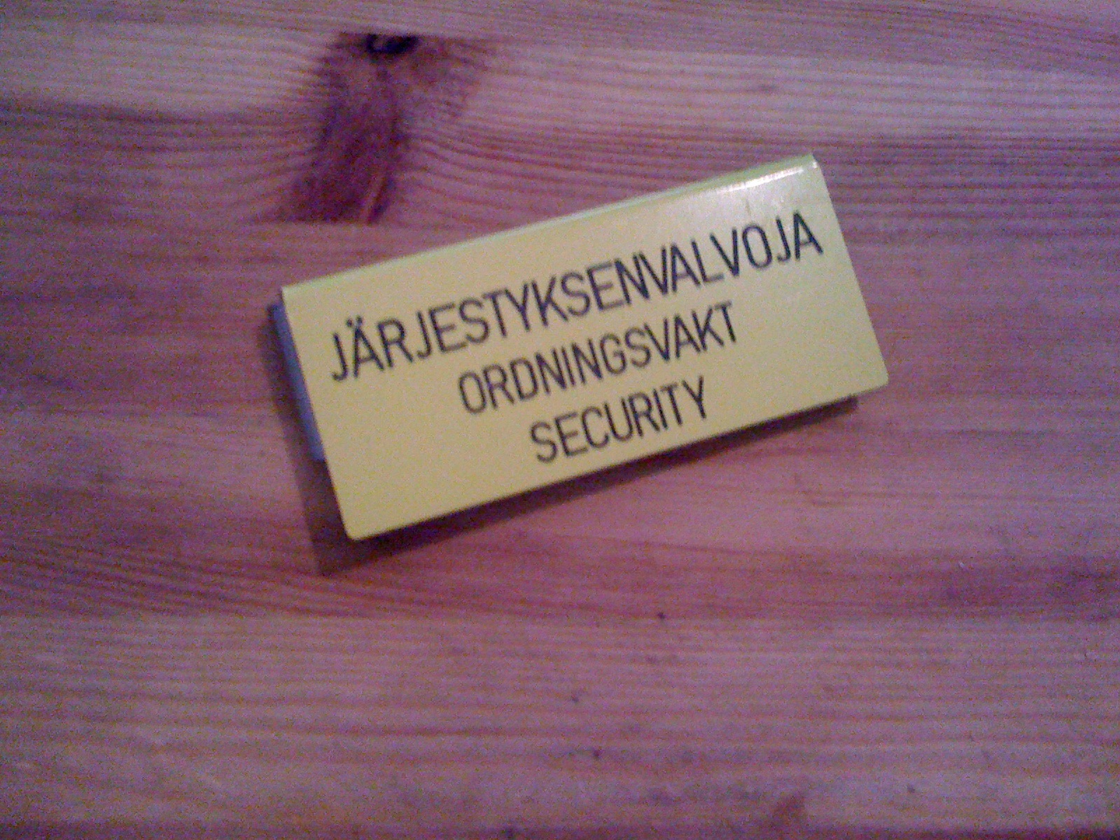 Mies uhkasi tappaa järjestyksenvalvojat – potki myös poliisiauton kattoa ja seiniä